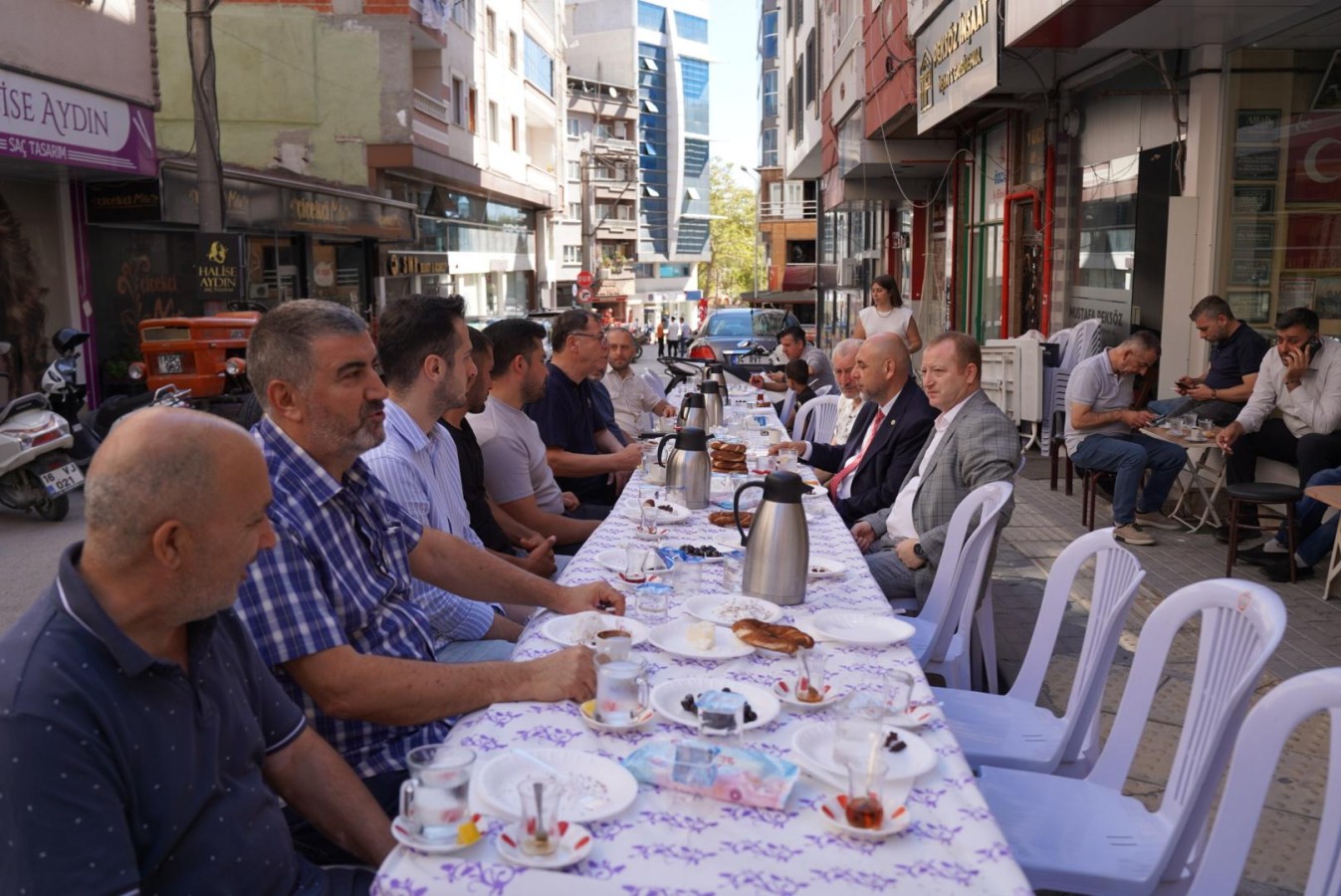 Başkan Aydın, Derviş Bey Caddesi Esnafıyla Kahvaltıda Buluştu