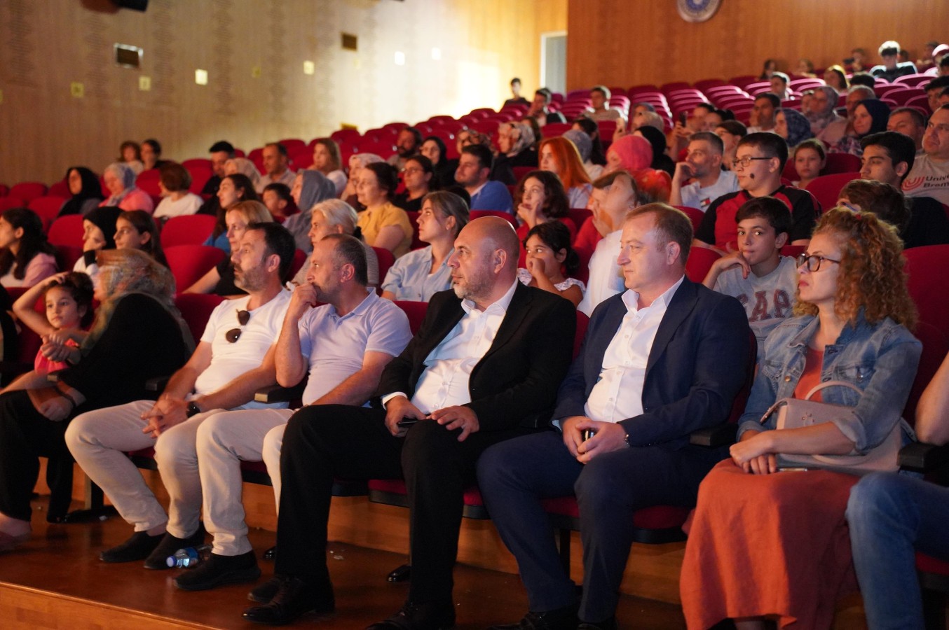Başkan Aydın’dan Küçük Oyuncuya Doğum Günü Sürprizi: ‘Çanakkale’de Bir Elif’ Sahnelendi
