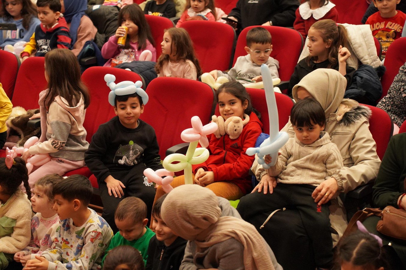 Başkan Aydın’ın Karne Hediyeleri Çocukların Yoğun İlgisi Eşliğinde Devam Ediyor
