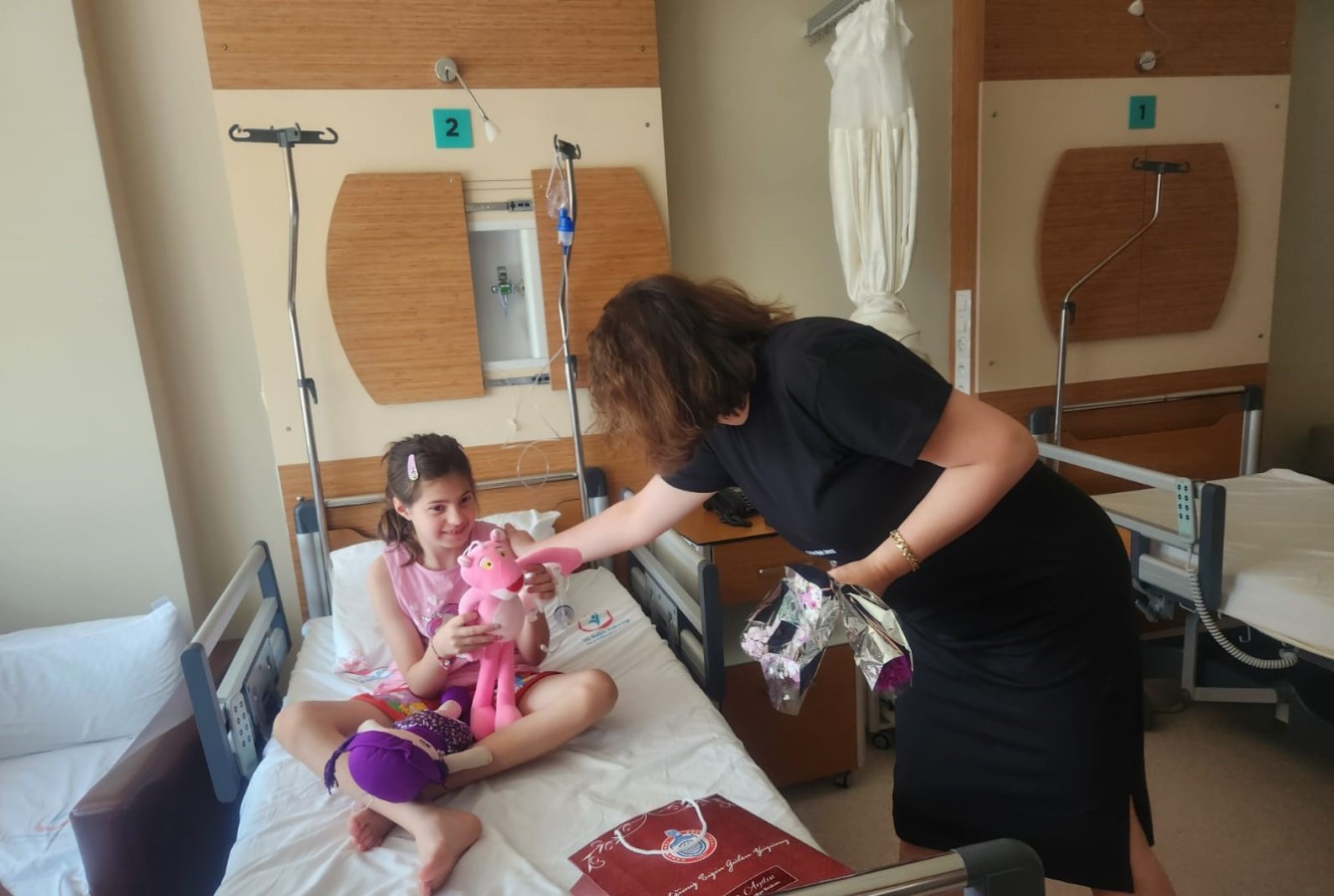 Bayram Öncesinde Minik Hastalara Oyuncak, Büyük Hastalara Çiçek