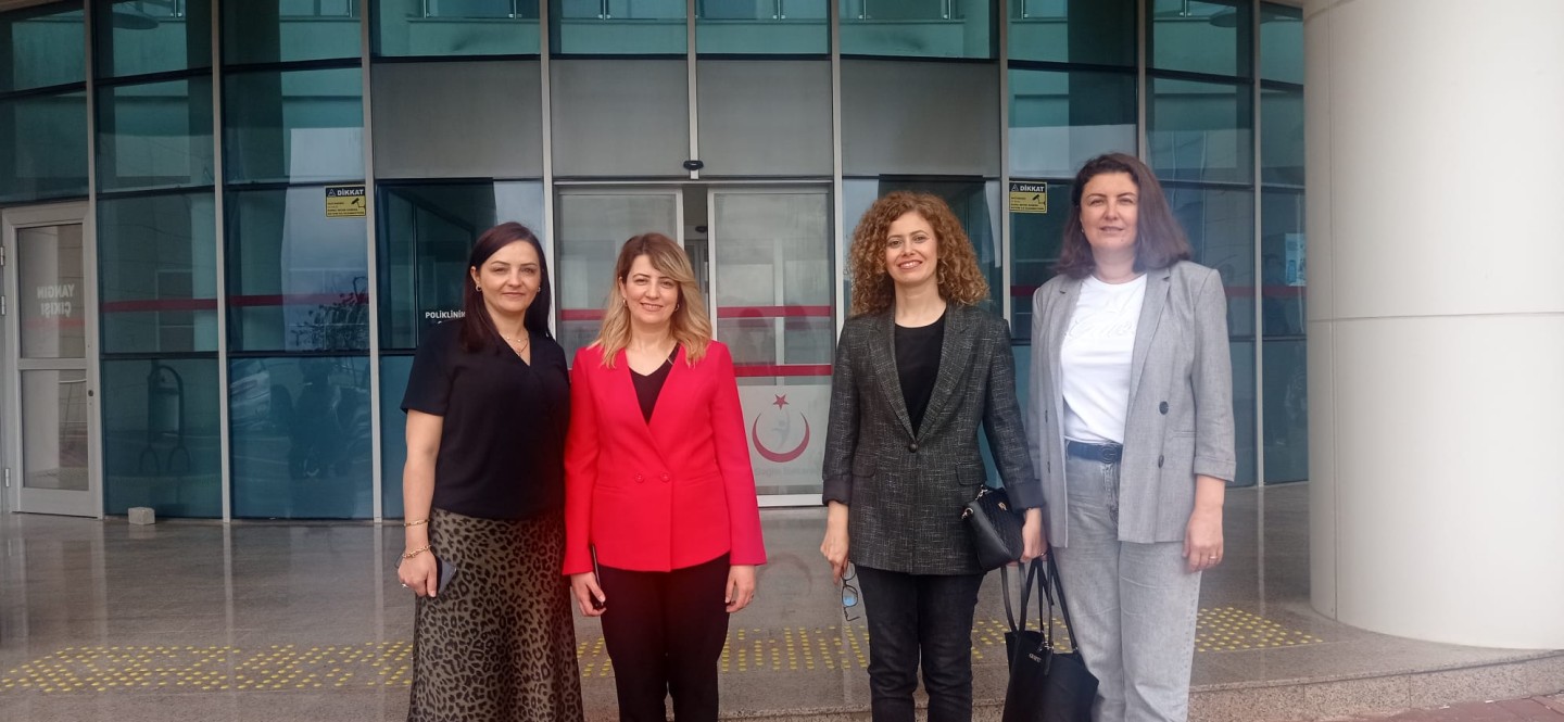 Beyaz Masa Ekipleri Hastaları Hastanede Ziyaret Ederek Çiçek Sundu