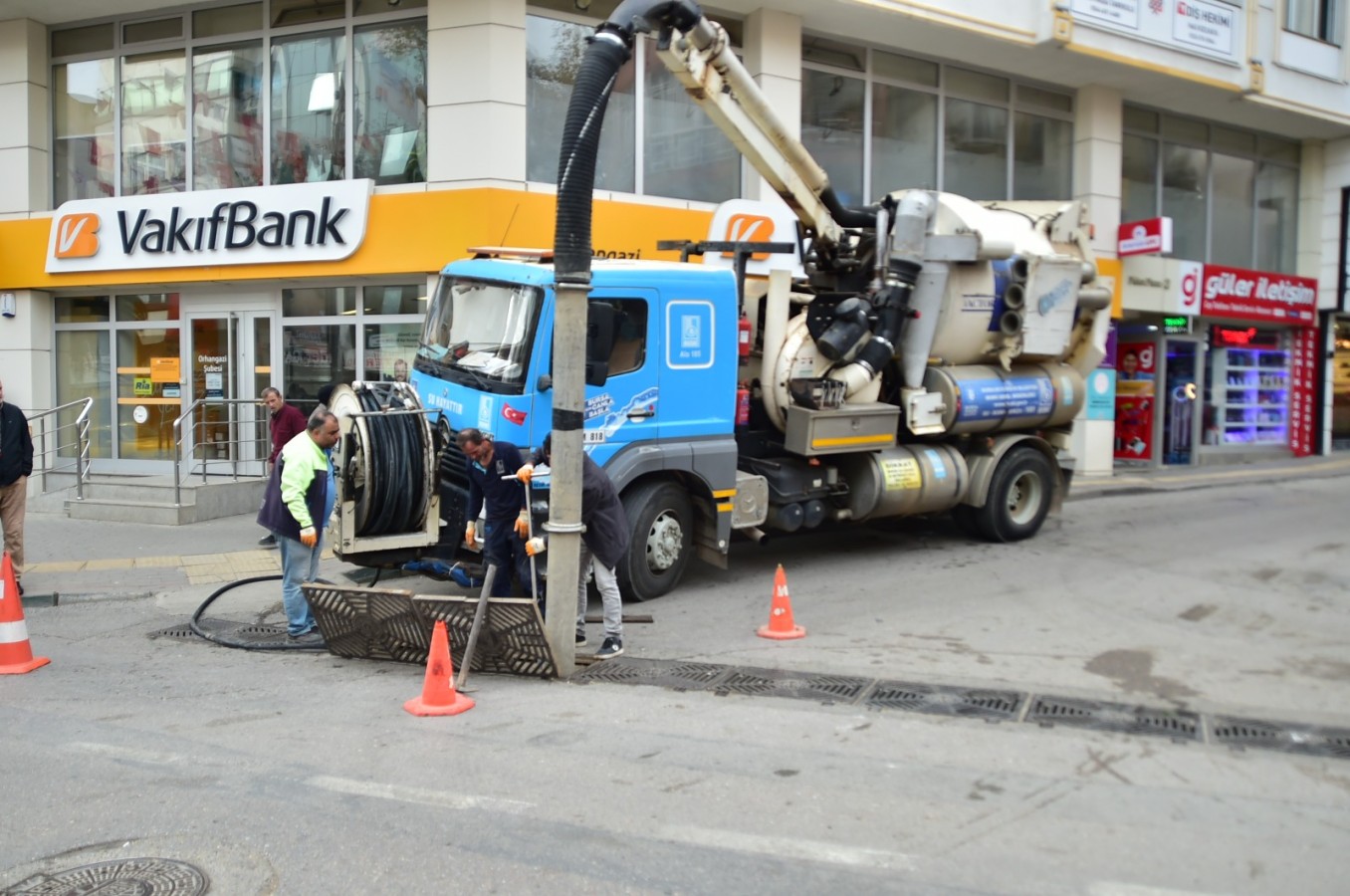 BUSKİ Orhangazi‘de Logar ve Mazgalları Temizledi