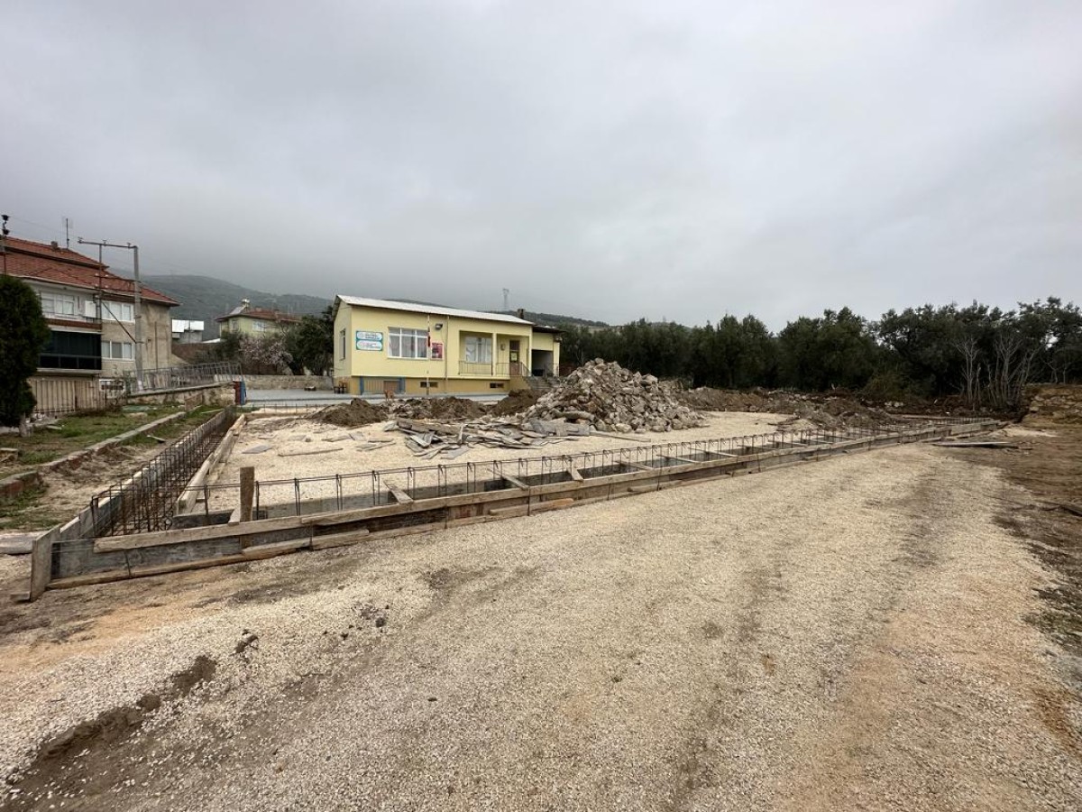 Çeltikçi ve Gürle Mahallelerinde Halı Saha Yapımı Başlatıldı