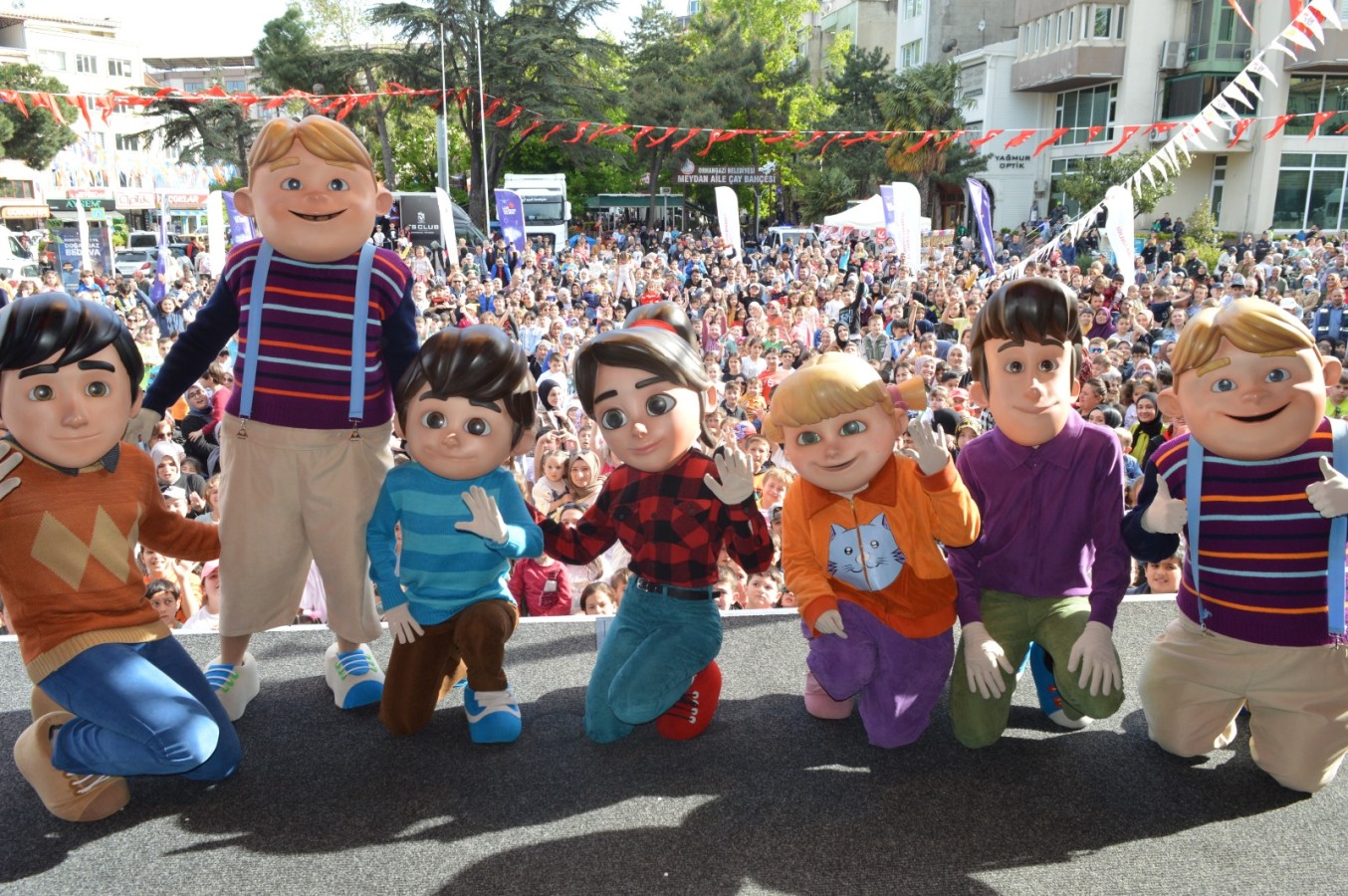 Çocukların Çok Sevdiği Rafadan Tayfa Tiyatro Ekibi Orhangazide