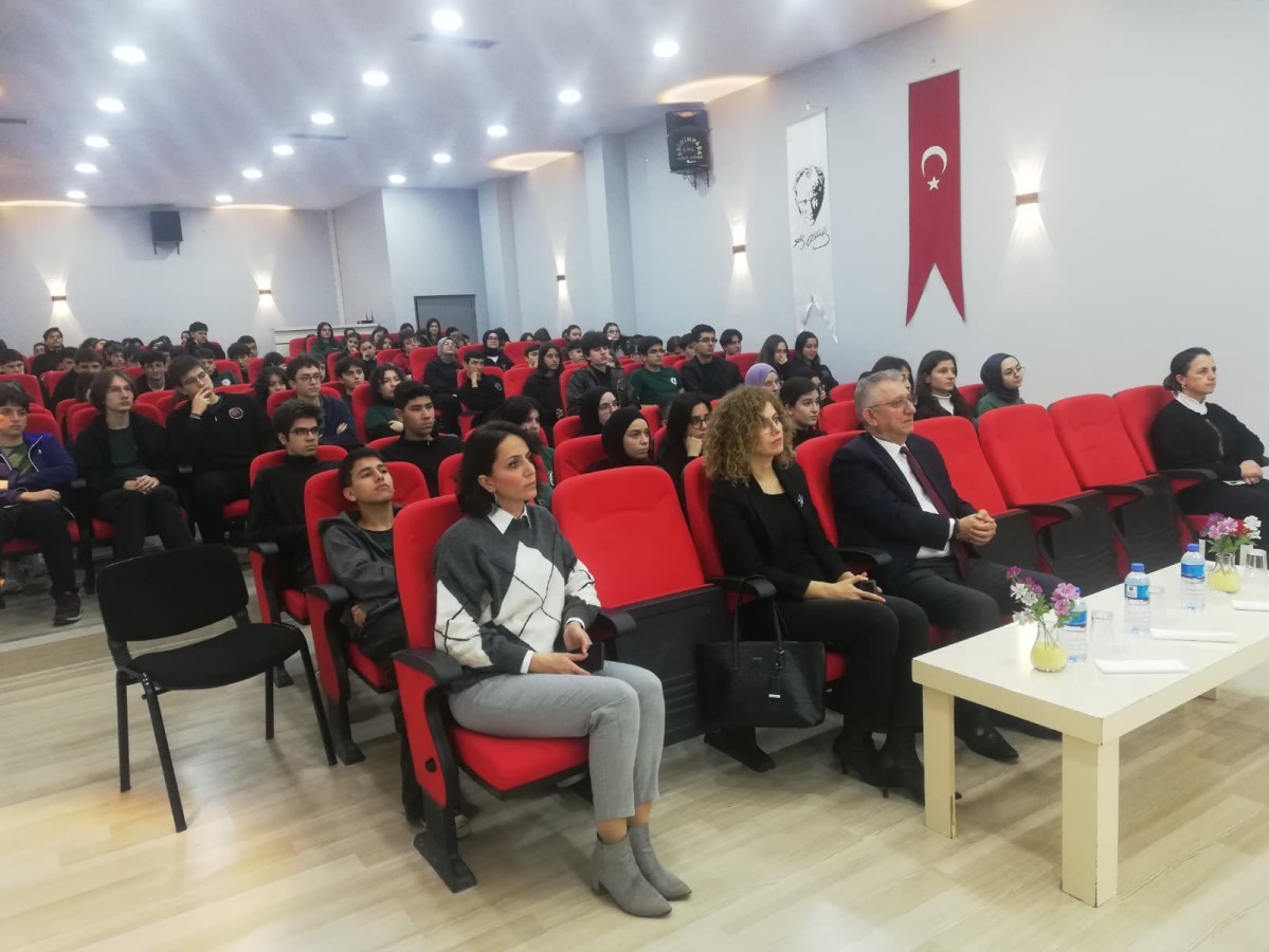 “Gençlerle Sağlık Sohbetleri” Programı Bu Hafta Fen Lisesi’nde Gerçekleştirildi