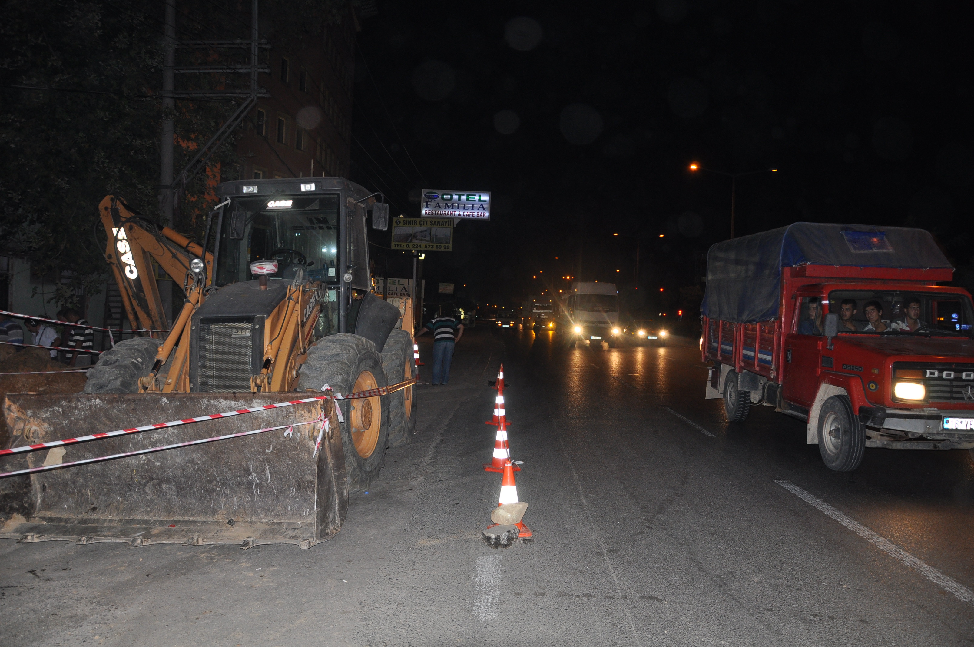 Orhangazi Belediyesi Su ve Kanalizasyon Müdürlügü Ekipleri Gece Gündüz Demeden Çalisiyor 
