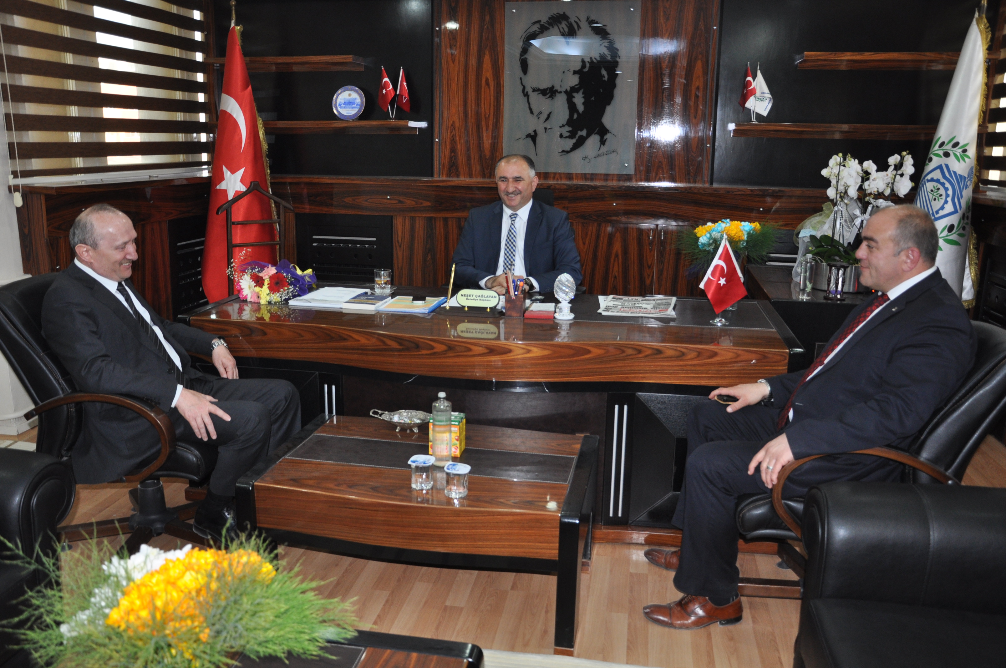 Baskan Çaglayan'a MHP Orhangazi Ilçe Baskani Yüksel Akbayrak ve Dr.Kadir Koçdemir'den Ziyaret 