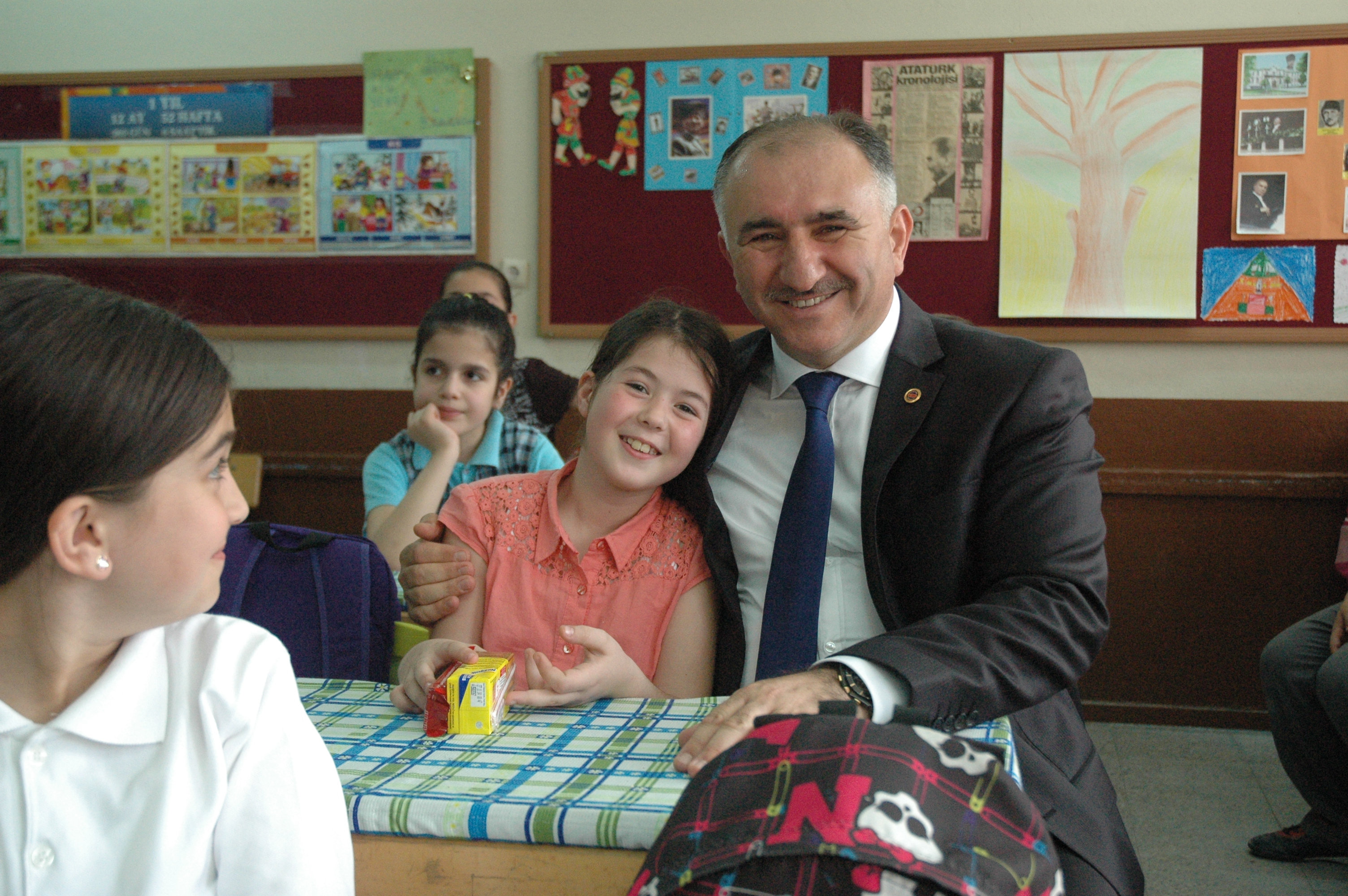 Belediye Baskani Neset Çaglayan Seçimlerden Önce Yolda Karsilastigi Zeynep'i Okulunda Ziyaret Etti 