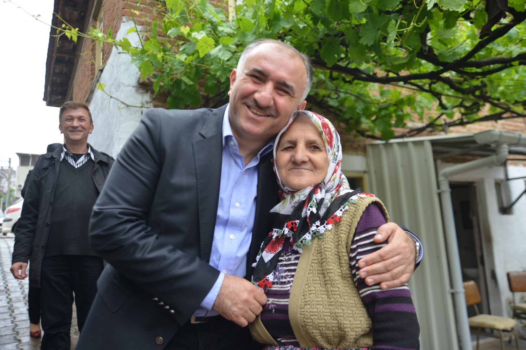 Belediye Baskani Neset Çaglayan Anneler Günü Nedeniyle Yeniköy'de Hanife Nine'yi Ziyaret Etti 