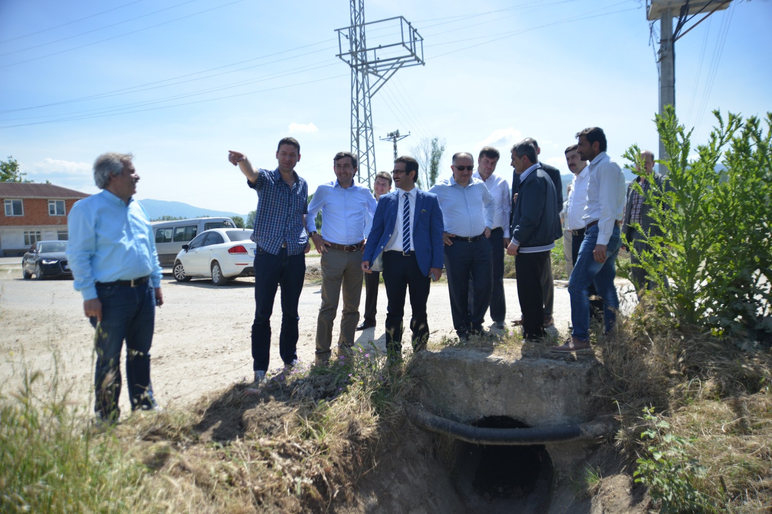 Belediye Baskani Neset Çaglayan ve AK Parti Bursa Milletvekili Ismail Aydin ile Birlikte Yeniköy Altindaki Sulama Kanallarini Gezdi 