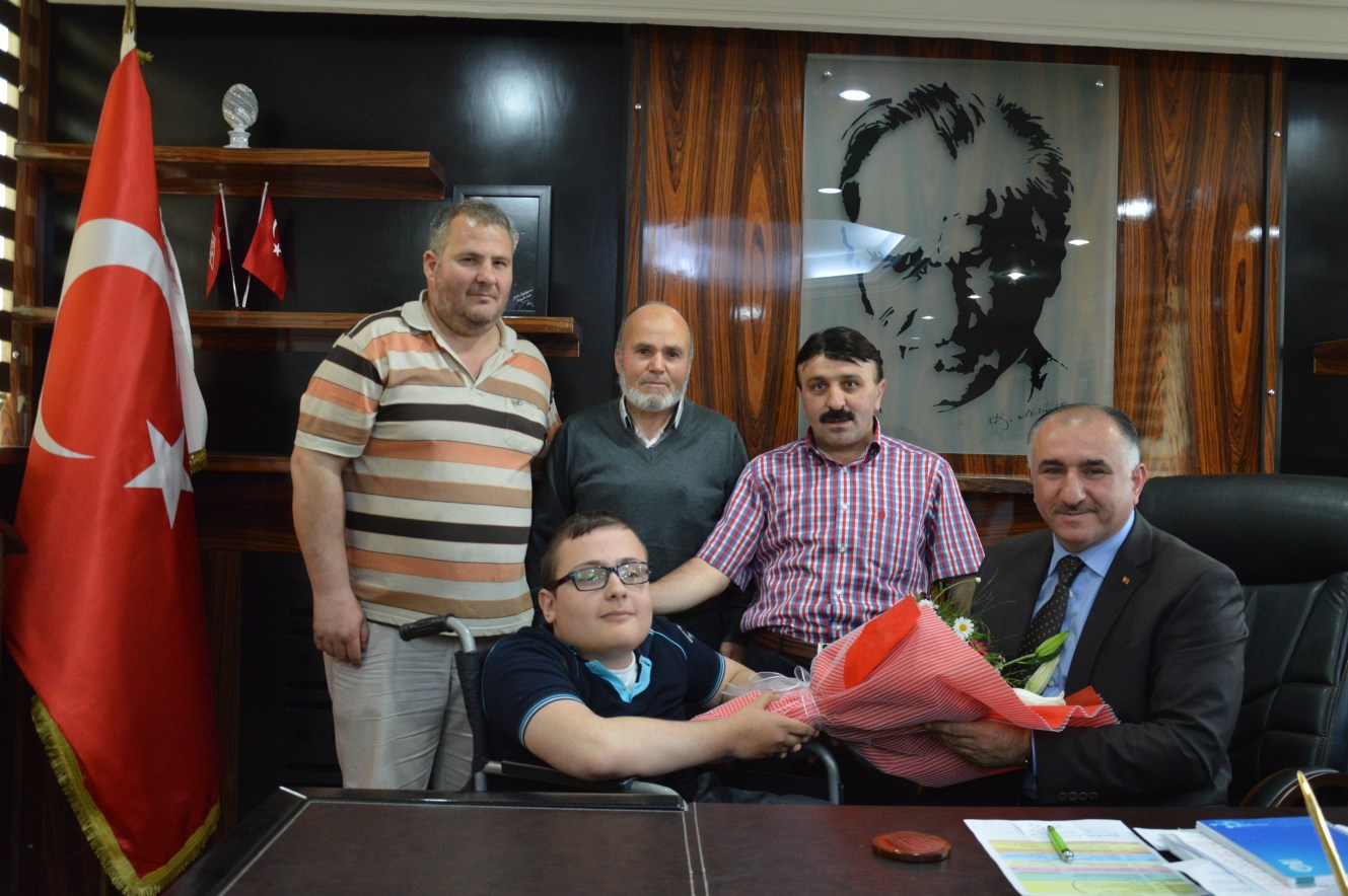 Belediye Baskani Neset Çaglayan Türkiye Sakatlar Dernegi Orhangazi Subesi'nin 'Yilin Engellisi' seçtigi Muhammed Çay'i Agirladi 