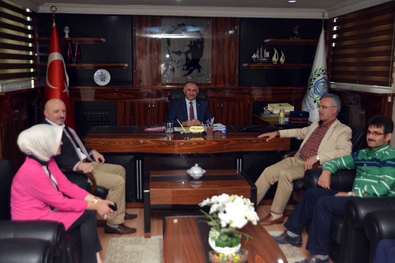 Ak Parti Genel Baskan Yardimcisi ve Genel Merkez Seçim Koordinasyon Merkezi Baskani Mustafa Atas Orhangazi'ye Gelerek Belediye Baskani Neset Çaglayan'i Makaminda Ziyaret Etti 