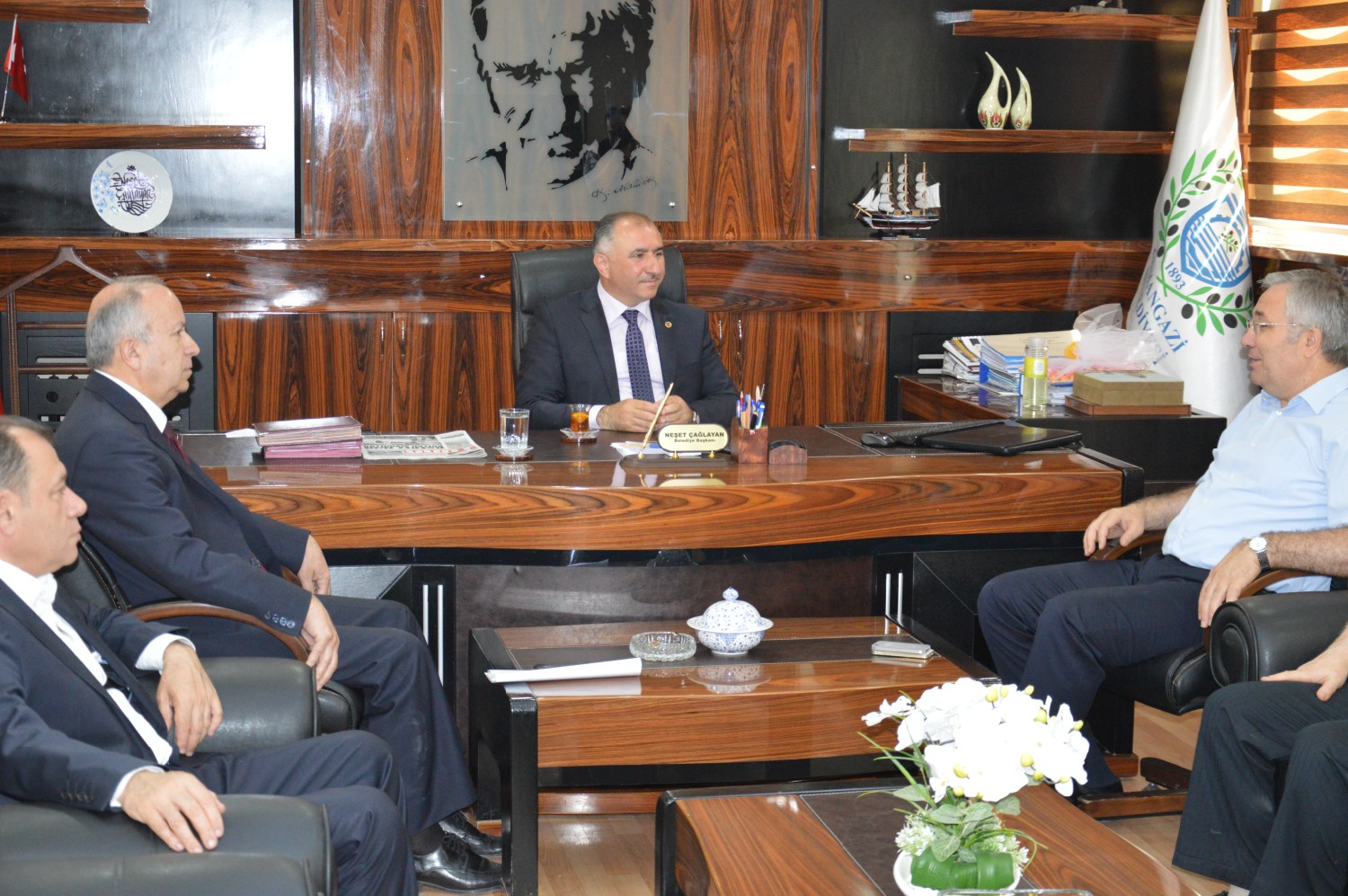Bursa Vali Yardimcisi Bilal Çelik, Belediye Baskani Neset Çaglayan’i Makaminda Ziyaret Etti 