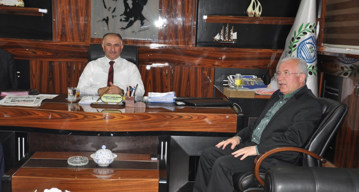 Ak Parti Istanbul Milletvekili Hüseyin Bürge, Belediye Baskani Neset Çaglayan'i Makaminda Ziyaret Etti 