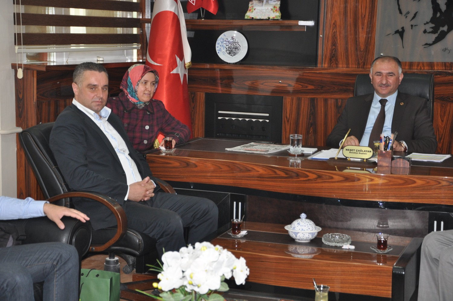 Makedonya Vinica Belediye Baskani Emil Doncev Beraberindeki Heyet ile Orhangazi Belediye Baskani Neset Çaglayan’i Makaminda Ziyaret Etti 