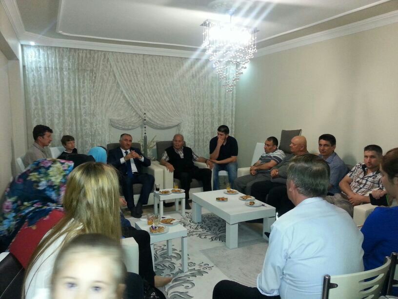 Belediye Baskani Neset Çaglayan, Yerel Seçimlerden Önce Gerçeklestirilen Ev Toplantilarinda Bir Araya Geldigi Vatandaslarla Bulusuyor 