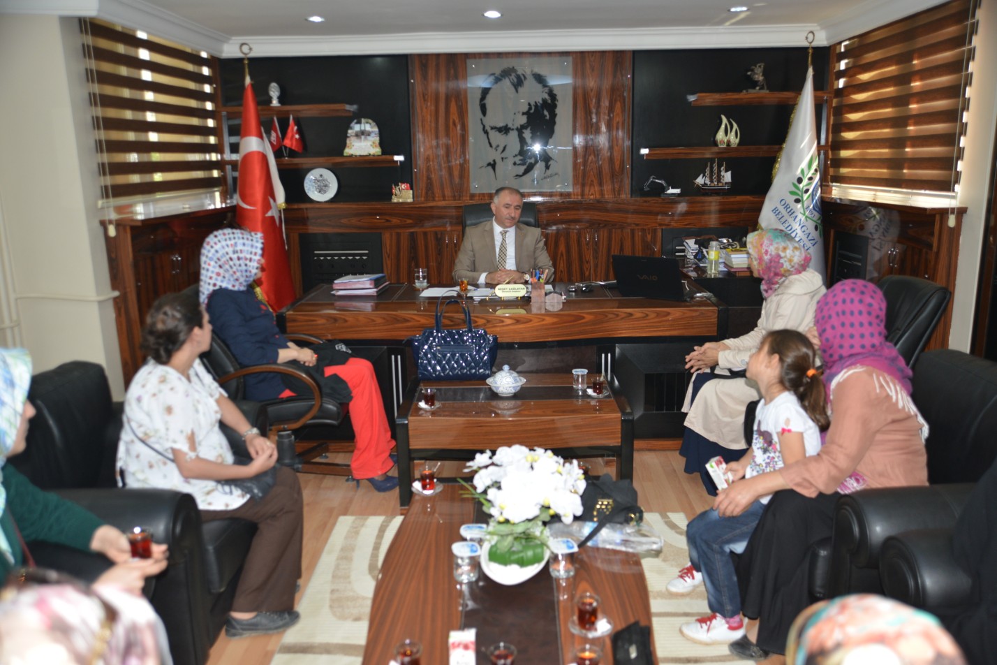 Koç Ilkögretim Okulu Aile Birligi Üyeleri ve Bir Grup Ögrenci Velisi Belediye Baskani Neset Çaglayan’i Makaminda Ziyaret Ett 