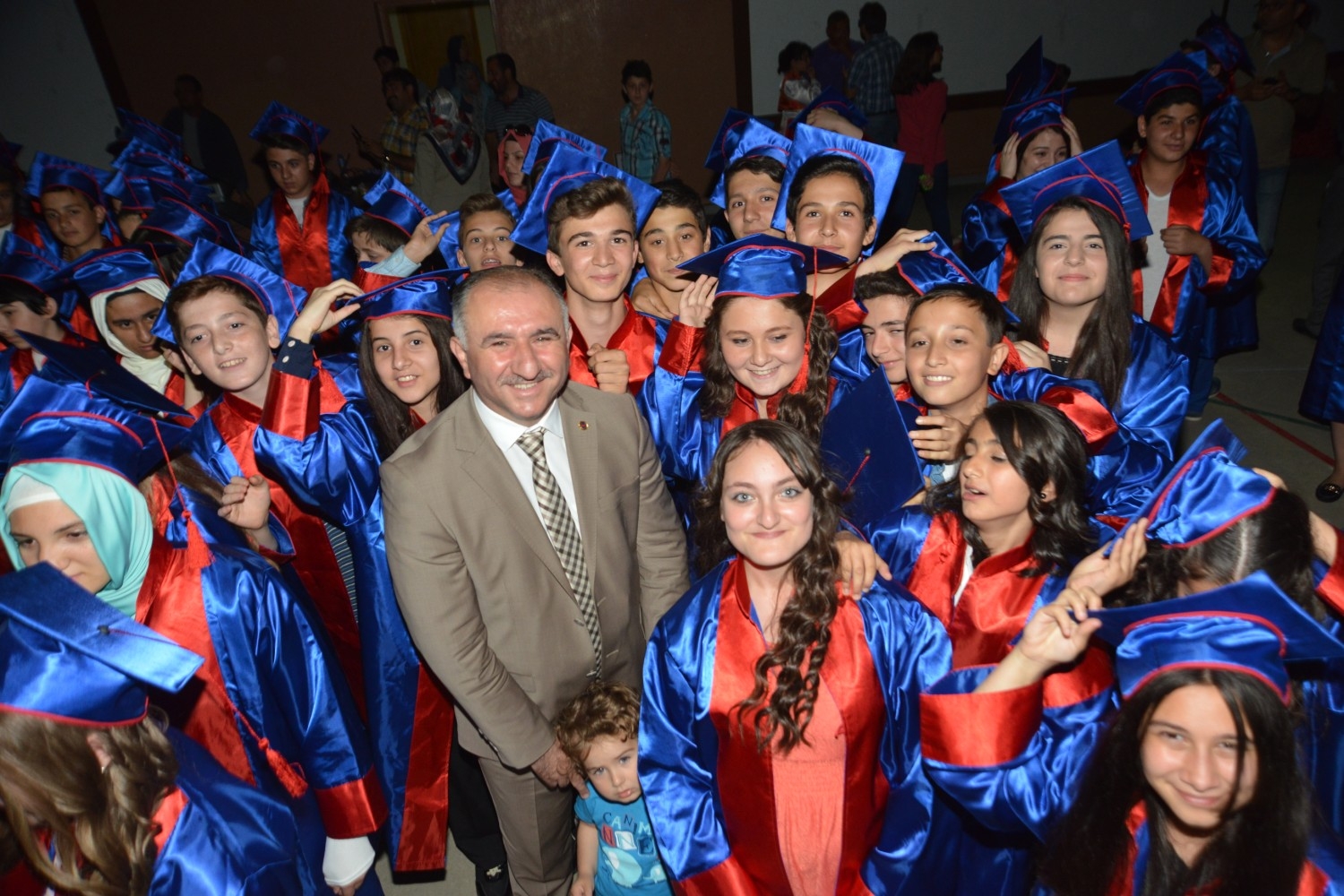 Belediye Baskani Neset Çaglayan Atatürk Ilkögretim Okulunun Mezuniyet Törenine Katildi 