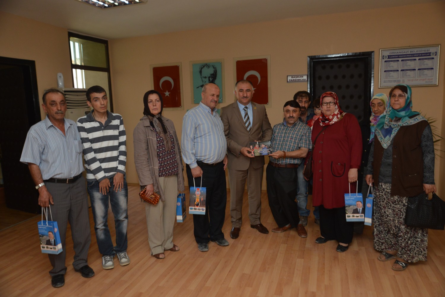 Engellilerin Askerlik Anilarindan Olusan Fotograf Albümleri Belediye Baskani Neset Çaglayan Tarafindan Engelli Ailelerine Verildi 