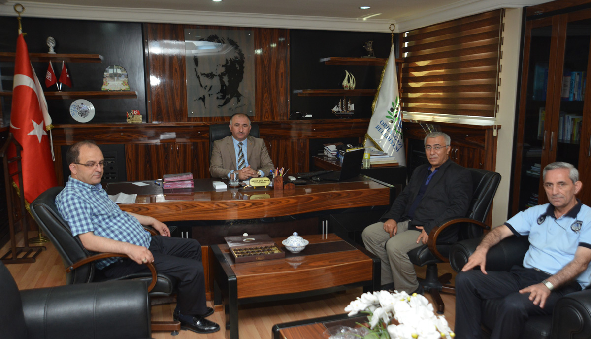 Elazig Polis Okulu Ögretim Görevlisi Ayhan Koç, Belediye Baskani Neset Çaglayan'i Makaminda Ziyaret Etti 