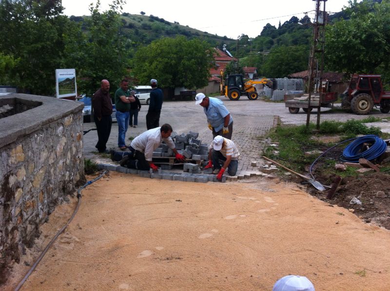 Orhangazi Belediyesi Ekipleri Mahmudiye Mahallesinde Parke Tas Çalismasi Baslatti 