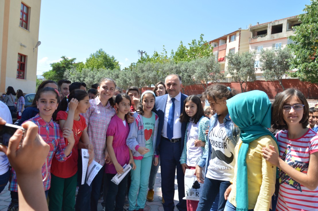 Belediye Baskani Neset Çaglayan’a Çocuklardan Büyük Ilgi 