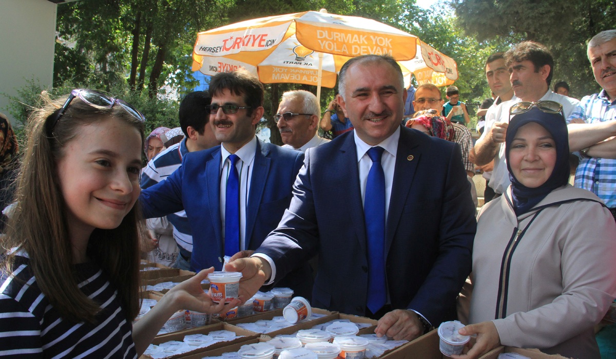 Belediye Baskani Neset Çaglayan Karne Alan Çocuklara Dondurma ikram Etti 