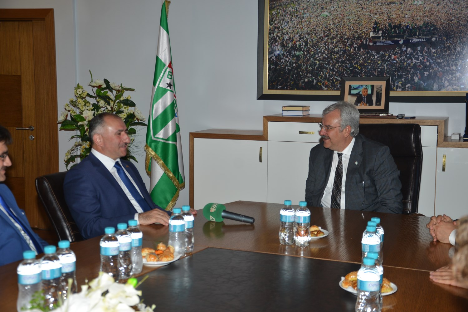 Belediye Baskani Neset Çaglayan Bursaspor Kulübü Baskani Recep Bölükbasi ve Yönetim Kuruluna Hayirli Olsun Ziyaretinde Bulundu 