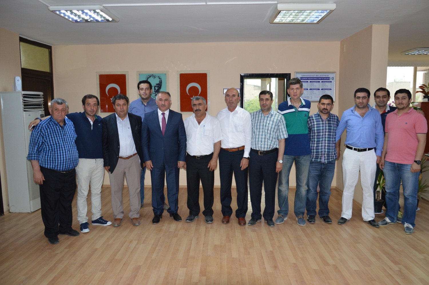 Orhangazispor Yönetim Kurulu Baskani Recep Alemdar, Beraberinde Yönetim Kurulu Üyeleri ile Birlikte Belediye Baskani Neset Çaglayan’i Makaminda Ziyaret Etti 