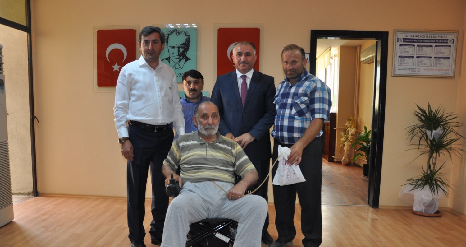 Belediye Baskani Neset Çaglayan, Engelli Bir Vatandasa Akülü Araç Hediye Etti 