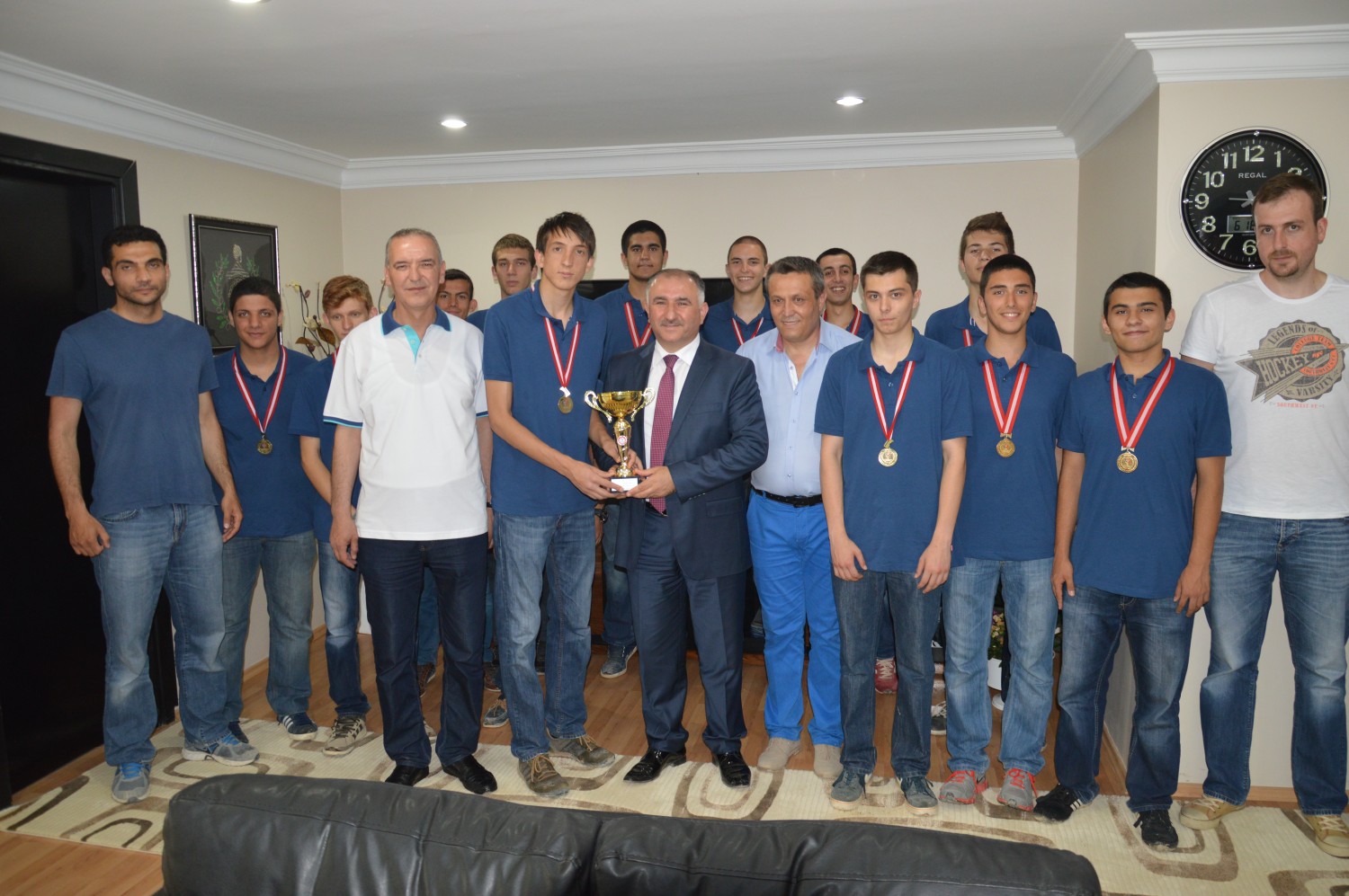 Ogesed Basketbol Takimi, Kupa ve Madalyalari ile Birlikte Belediye Baskani Neset Çaglayan’i Makaminda Ziyaret Etti. 