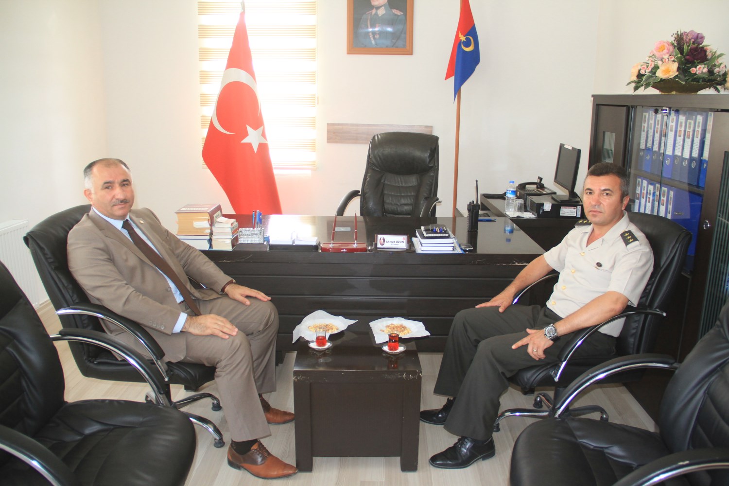 Belediye Baskani Neset Çaglayan Sanliurfa’ya Tayini Çikan Orhangazi Garnizon Komutani Jandarma Kd. Yzb. Ahmet Uzun’u Ziyaret Etti. 