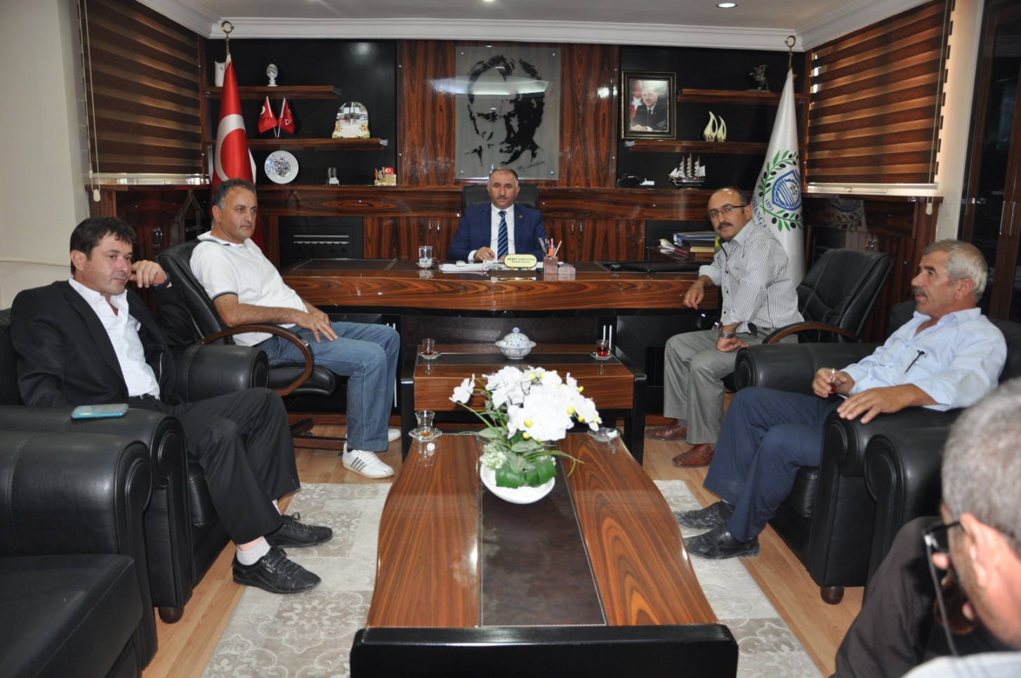 Belediye Baskani Neset Çaglayan Damperli Tasiyicilar Kooperatifi Baskani Murat Topal ve Yeni Yönetimini Makaminda Agirladi. 