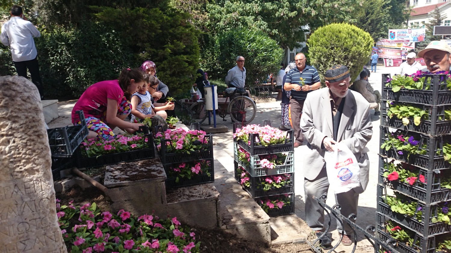 Vatandaslara Ücretsiz Çiçek Dagitildi 