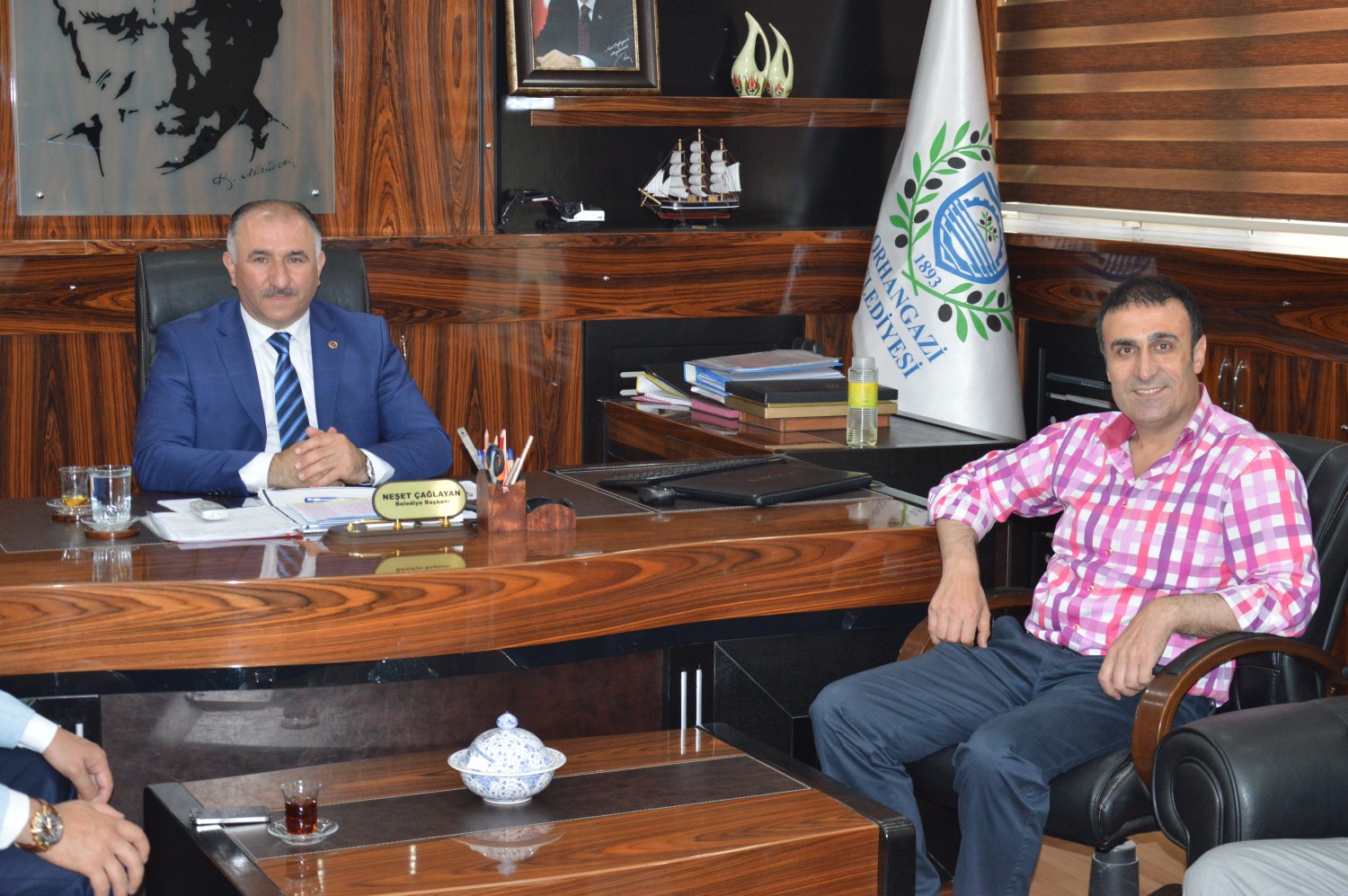 Türk Halk Müzigi Sanatçisi Burhan Topal Belediye Baskani Neset Çaglayan’i Makaminda Ziyaret Etti 