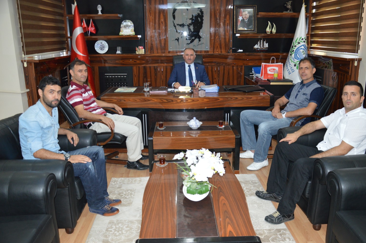 Orhangazispor Teknik Heyeti Belediye Baskani Neset Çaglayan'i Makaminda Ziyaret Etti 