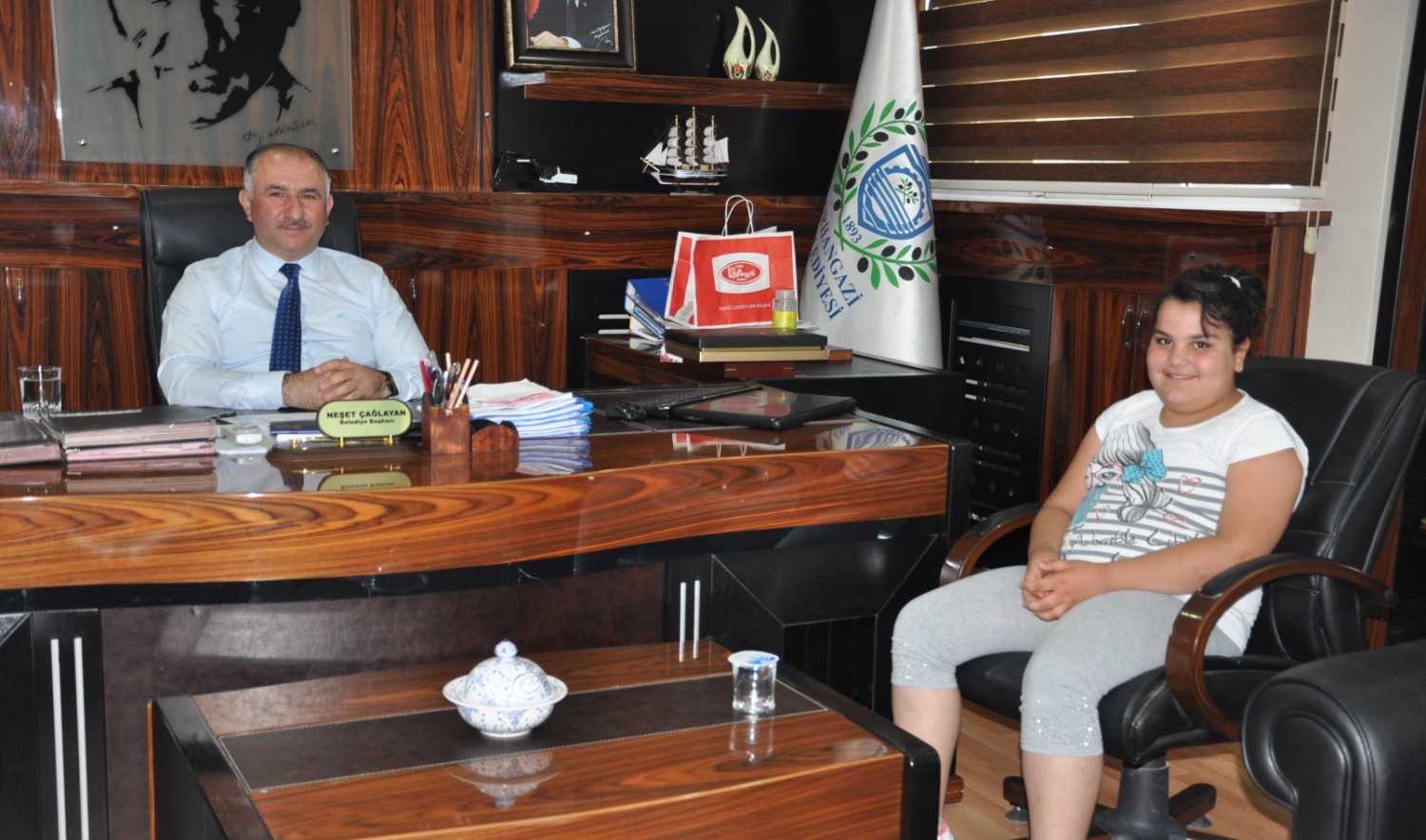 Ortaokul Ögrencisi Asli Turan, Baskan Neset Çaglayan’i Makaminda Ziyaret Etti 