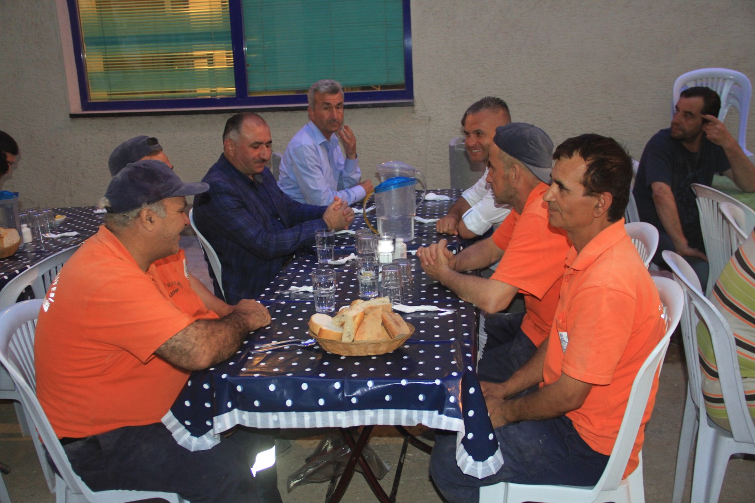 Belediye Baskani Neset Çaglayan, Toplu Iftar Yemeklerinde Bir Araya Gelen Vatandaslari Ziyaret Etti 