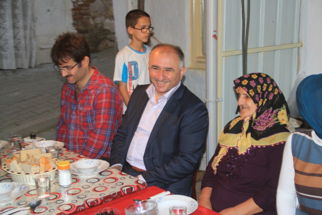 Belediye Baskani Neset Çaglayan Iftarda Yeniköy Mahallesinde Ikamet Eden Hanife Kalkan'in Misafiriydi 