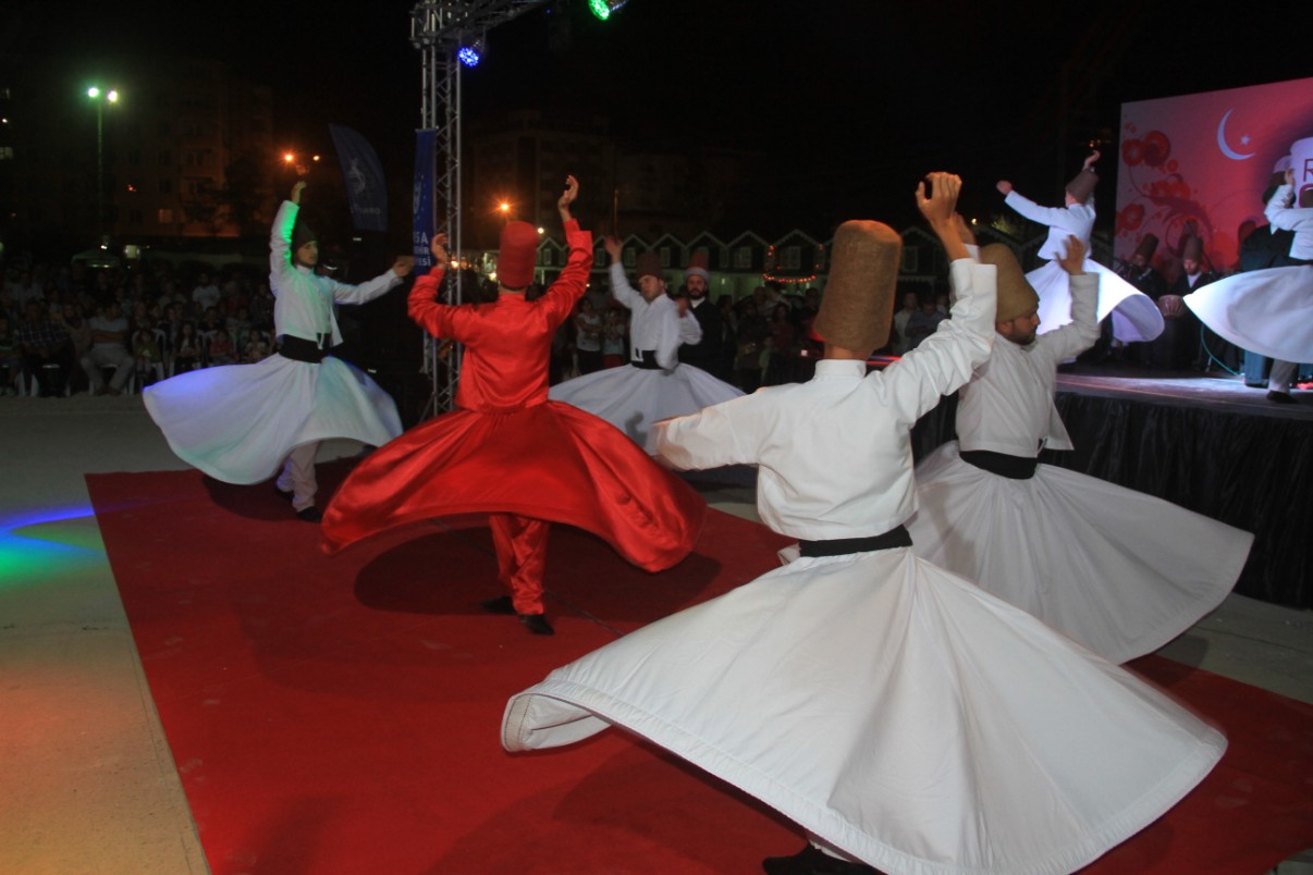 Osmanli Sokagi’nda Yapilan Etkinliklerin 3’üncü Gecesinde Semazenler Sahne Aldi 
