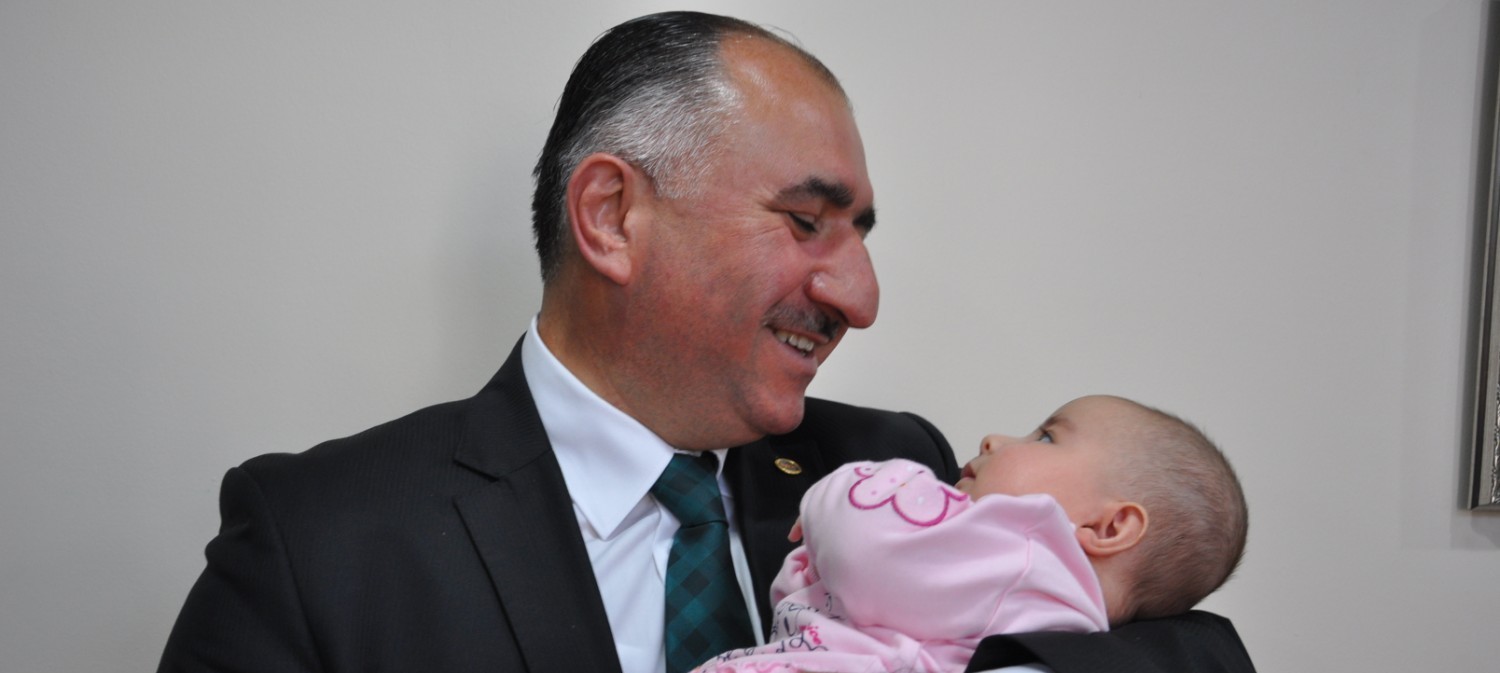 Yeni Dogan Bebeklerin Ilk Hediyesi Belediye Baskani Neset Çaglayan'dan 