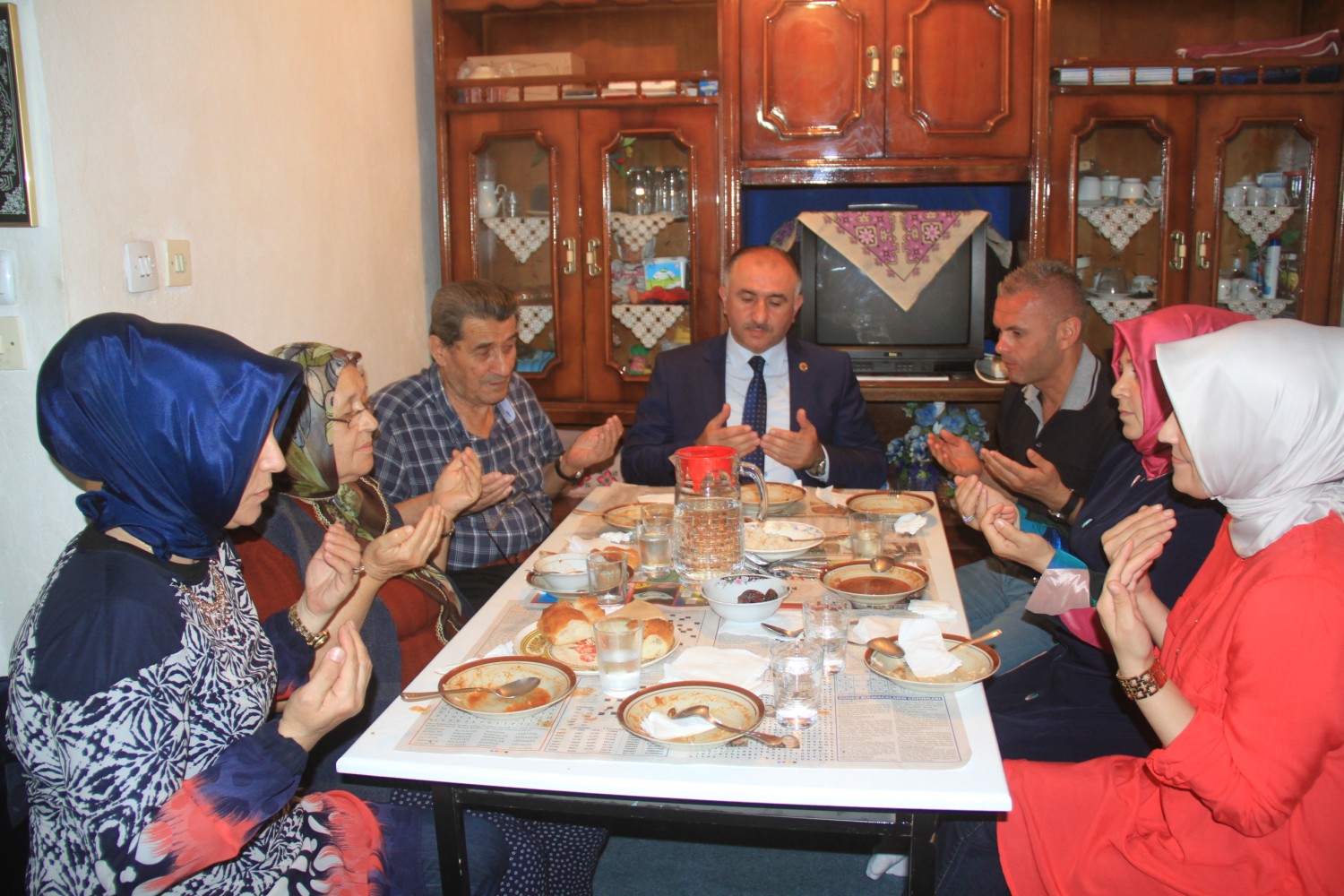 Orhangazi Belediye Baskani Neset Çaglayan Yasli Çiftin Iftar Sofrasina Konuk Oldu 