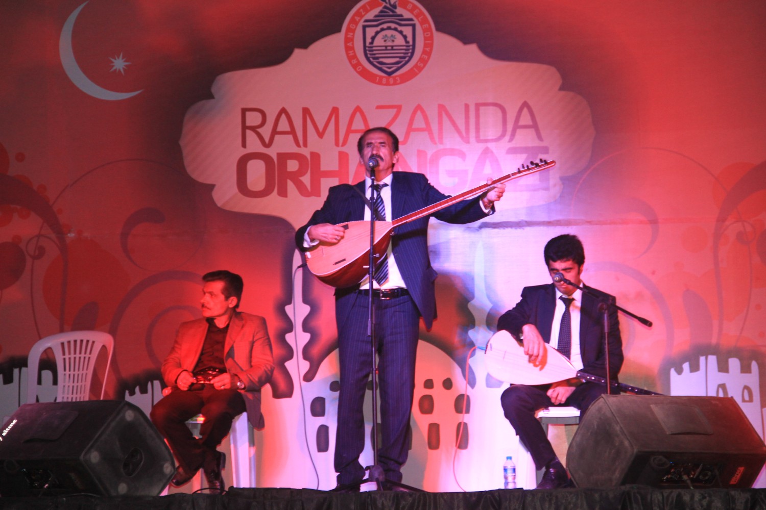 Osmanli Sokagi’nda Düzenlenen Ramazan Programinda Sahne Alan Asik Yasar Turabi, Zafer Kazanci ve Oguz Bayhan Türkü ve Atismalariyla Göz Doldurdu 