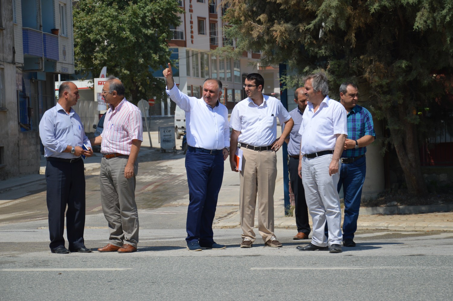 Belediye Baskani Neset Çaglayan, Karayollari 14.Bölge Müdürlügü Proje Etüd Dairesinden Cem Uzunismail ile Yeniköy Yolu ve Bat-Çik Düsünülen Kaymakamlik Llojmani Bölgesinde Inceleme Yapti 