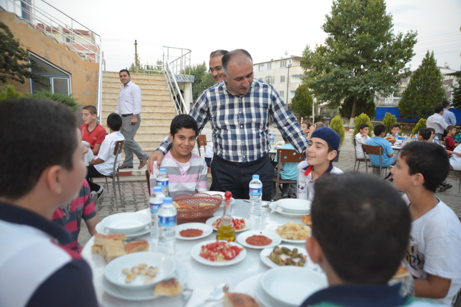 Belediye Baskani Neset Çaglayan, Iftarini Orhangazi’deki Bir Ögrenci Yurdunda Ögrencilerle Birlikte Açti 
