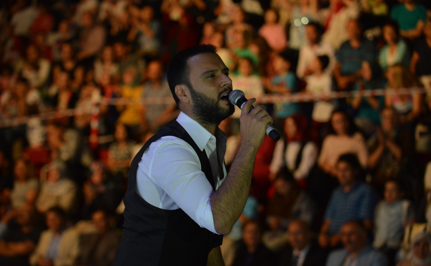 Orhangazi, Turgut Ünlü Açikhava Tiyatrosu’nda Alisan’i Agirladi 