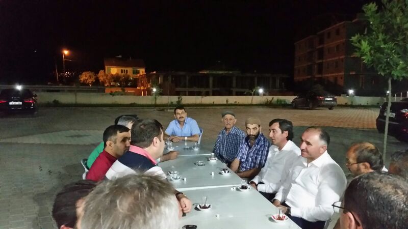 Belediye Baskani Neset Çaglayan Hz.Ebubekir Camiinde Teravih Namazi Kildiktan Sonra Buradaki Vatandaslarla Sohbet Etti 