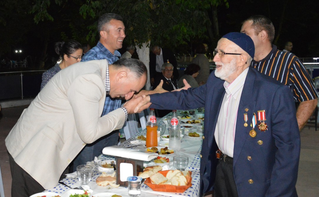 Belediye Baskani Neset Çaglayan’in Ev Sahipliginde Nadir Sosyal Tesisleri’nde Sehit ve Gazi Ailelerine Iftar Programi Verildii 