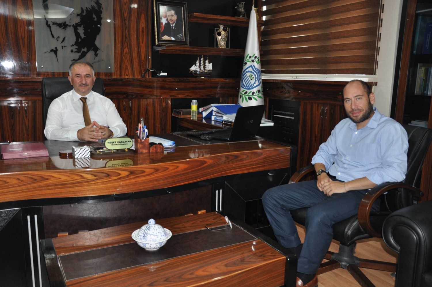 Giray Öcalgiray Belediye baskani Neset Çaglayan’i Makaminda Ziyaret Etti 