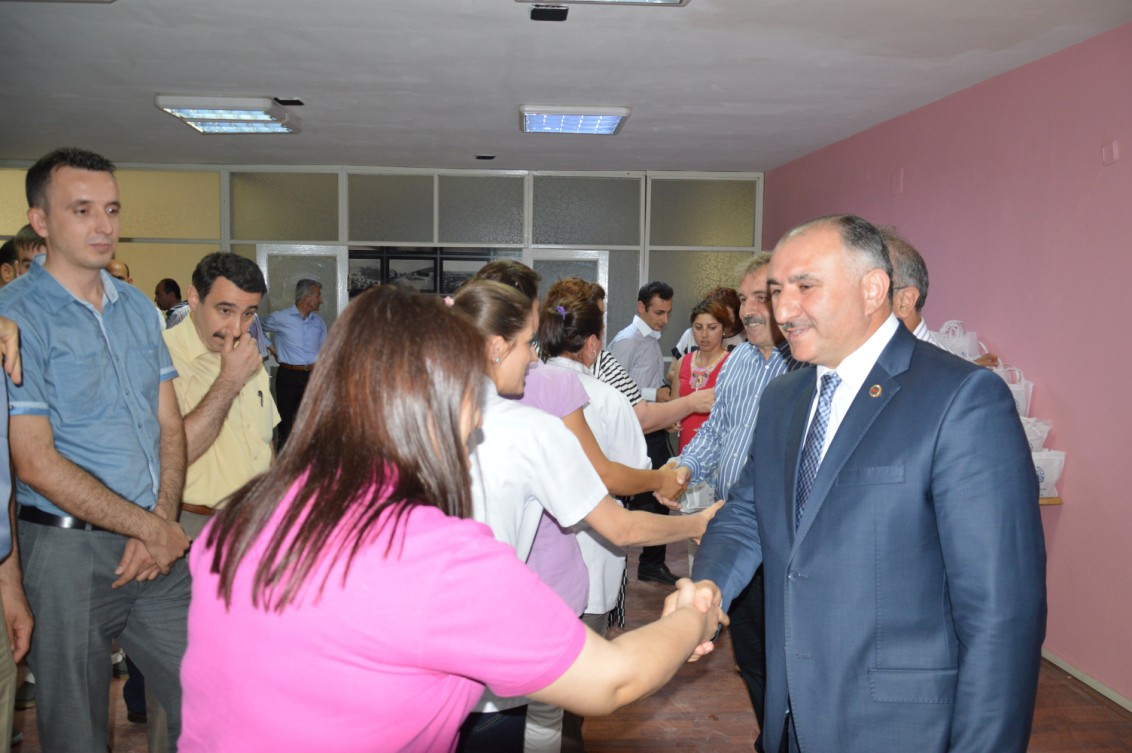 Belediye Baskani Neset Çaglayan Belediye Personeliyle Bayramlasti 